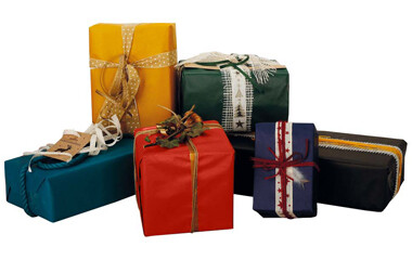 Sechs Geschenke, die in den verschiedensten Farben aufgestellt sind