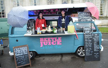 Ein blauer Foodtruck