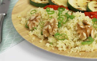 Ein Palmblattteller mit Essen gefüllt