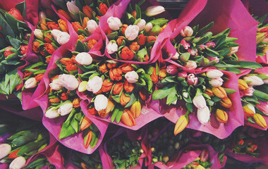 Viele Tulpensträußen in verschiedensten Farben