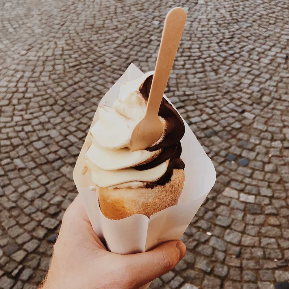 Ein Eis das in einer Spitztüte eingewickelt ist