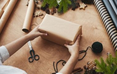 Ein Geschenk wird dekoriert