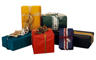 Sechs Geschenke die mit unterschiedlichen Geschenkpapieren verpackt wurden