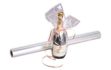 Eine Champagner Flasche in Geschenkfolie verpackt