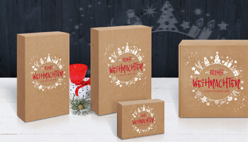 Vier Weihnachtskartons mit Frohe Weihnachten als Aufschrieb