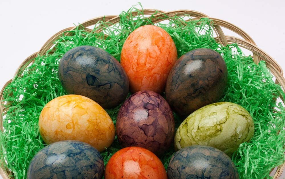 Neun Eier in einem Nest mit grünem SizzlePak