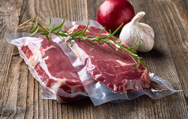 Zwei Steaks die einvakumiert sind