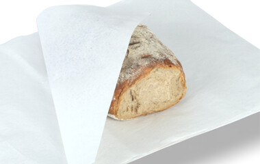 Ein Brot das mit Bäckerseide eingepackt wird