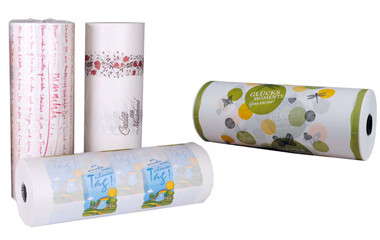 Vier Rollen Kraftpapier mit verschiedenen Motiven aufgestellt