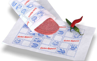 Salami die auf Frischhaltepapier gelegt und eingepackt werden soll