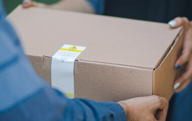 EIn Paket das von einer Person einer anderen übereicht wird
