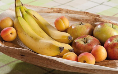 Eine Holzschale die mit Obst befüllt ist