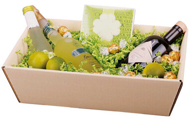 Geschenkkorb mit Getränken und grünen SizzlePak gefüllt
