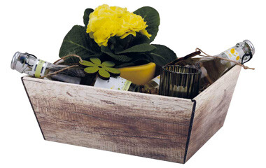 Ein Präsentkorb mit einem Holzmotiv, der mit Blumen und Flaschen befüllt ist