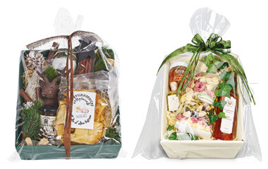 Zwei Geschenkkörbe mit Kristall Folie verpackt