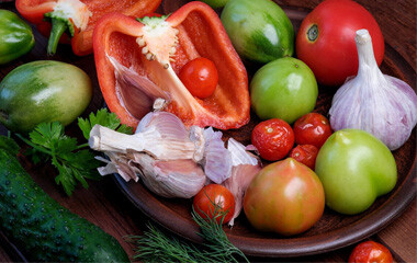 Viele Beerenschalen mit Himbeeren und anderen beeren befüllt