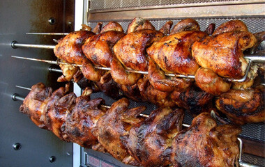 Hähnchen die an einem Stand gegrillt werden