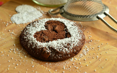 Ein zubereiteder Lebkuchen mit Puderzucker versehen